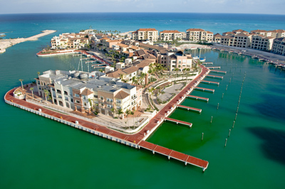 Yachthafen und Hotels der Punta Cana
